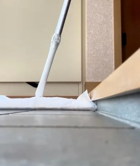 境目を拭いている様子