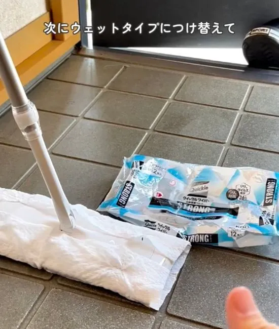 ウエットシートで拭いている様子