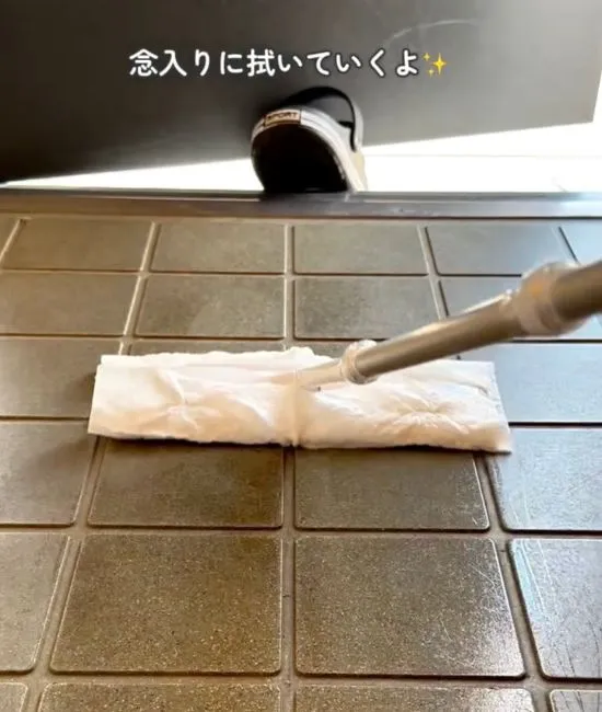 玄関全体を拭いている様子