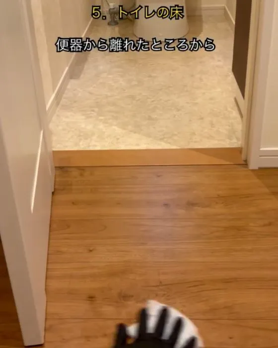 トイレ床を拭く様子