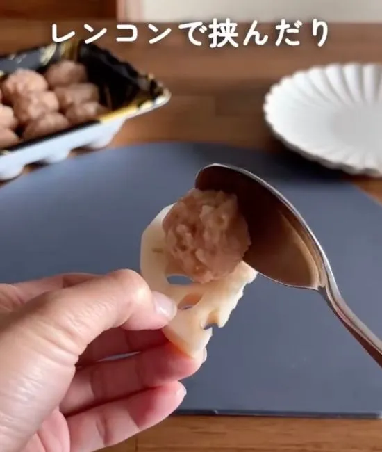 レンコンの上に肉団子をのせる写真