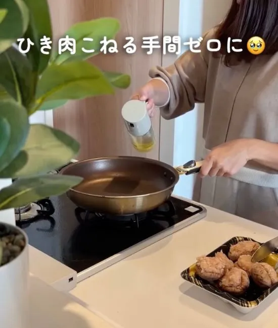 フライパンに油を引いている写真