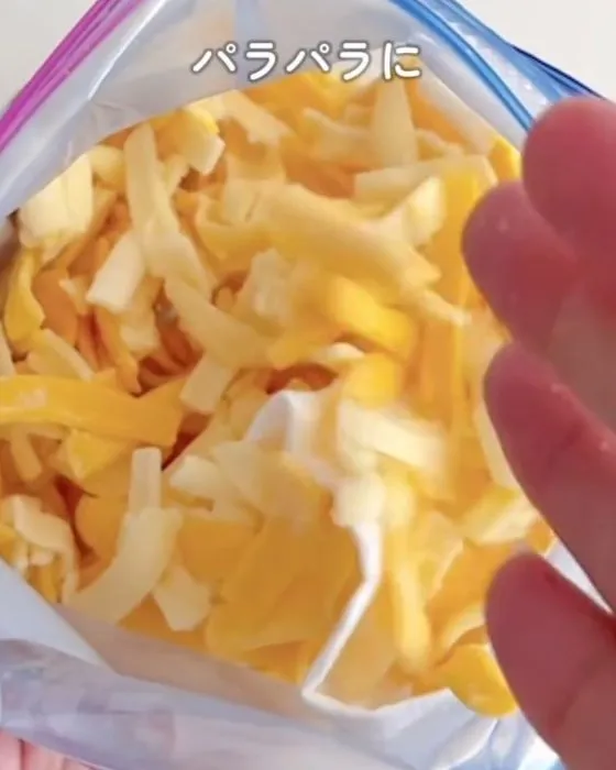 パラパラに凍ったシュレッドチーズの写真