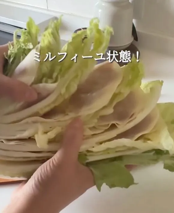 白菜の葉の間に餃子が挟まった状態の写真