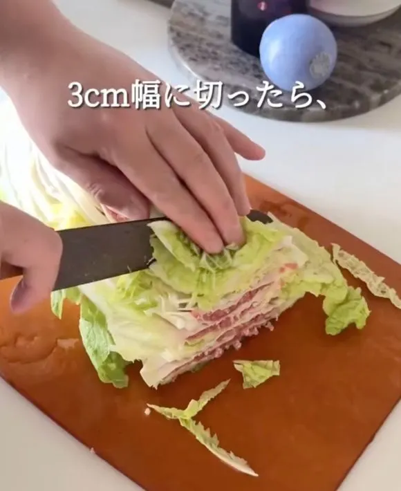 白菜を包丁で切る写真