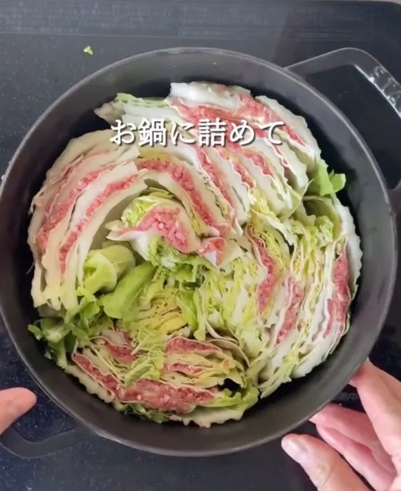 鍋に白菜を詰めた写真