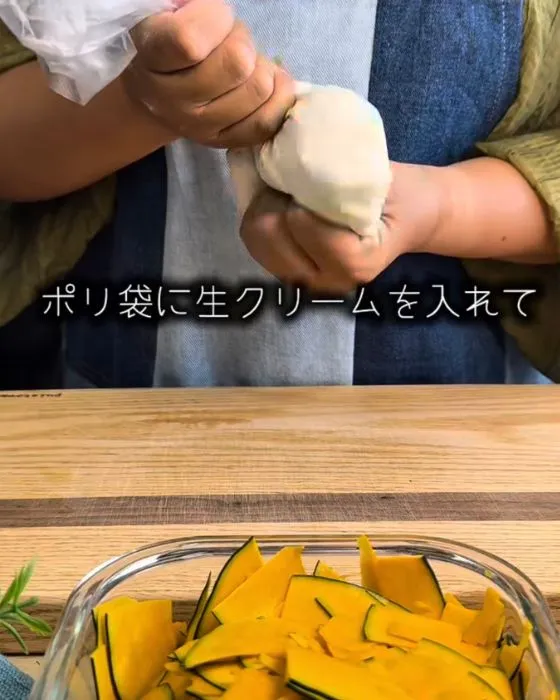 調味料を混ぜている様子