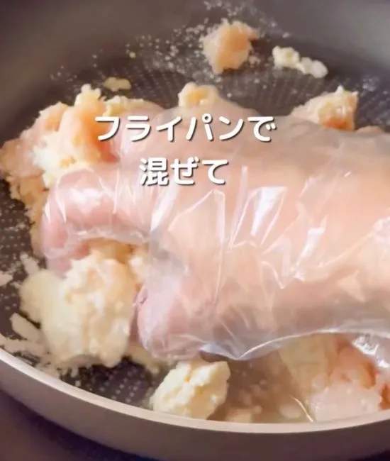 肉団子の材料をこねている様子