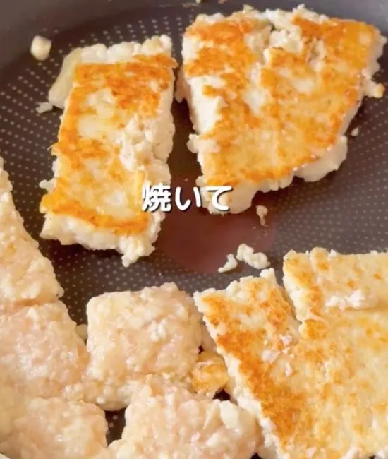 肉団子のタネを焼いている様子