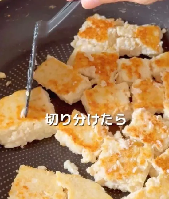 肉団子を切っている様子