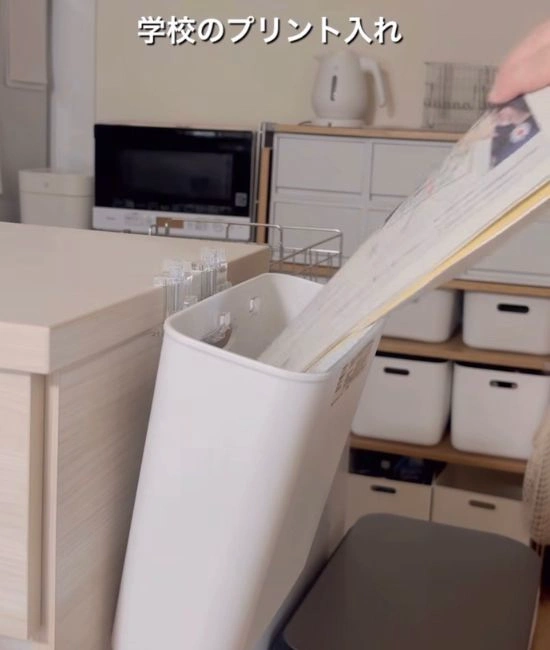 プリントを入れる様子