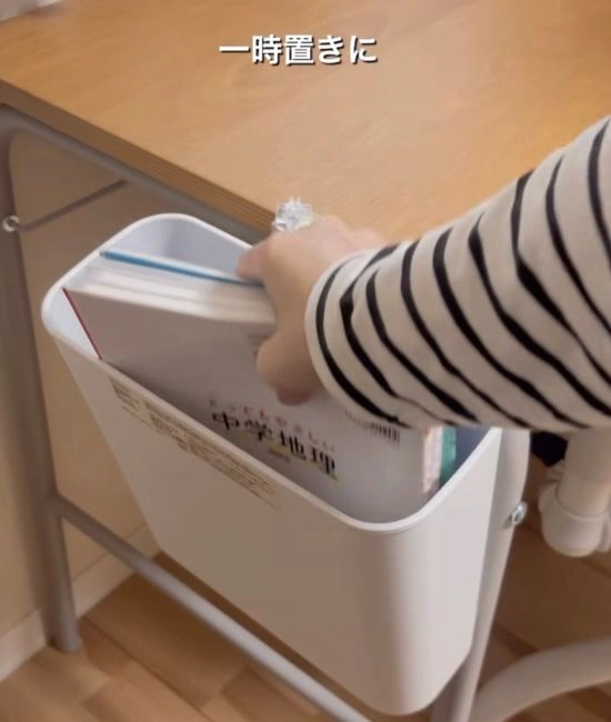 教科書を入れる様子