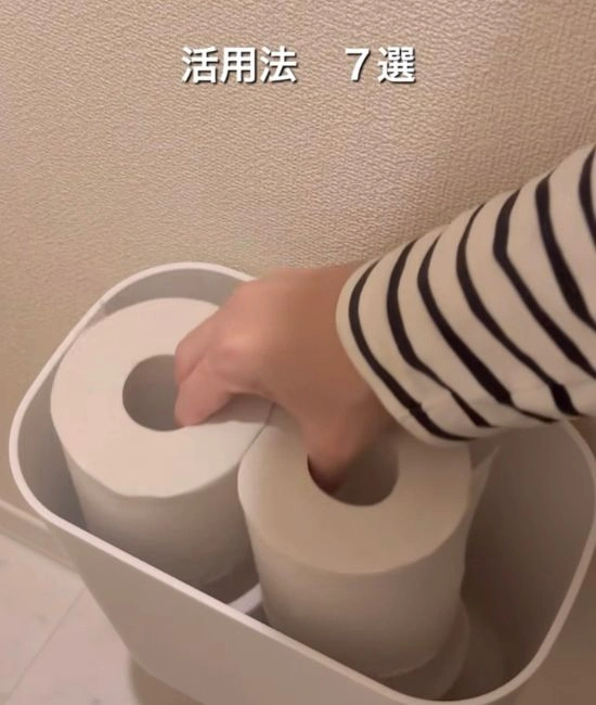 トイレットペーパーを収納する様子