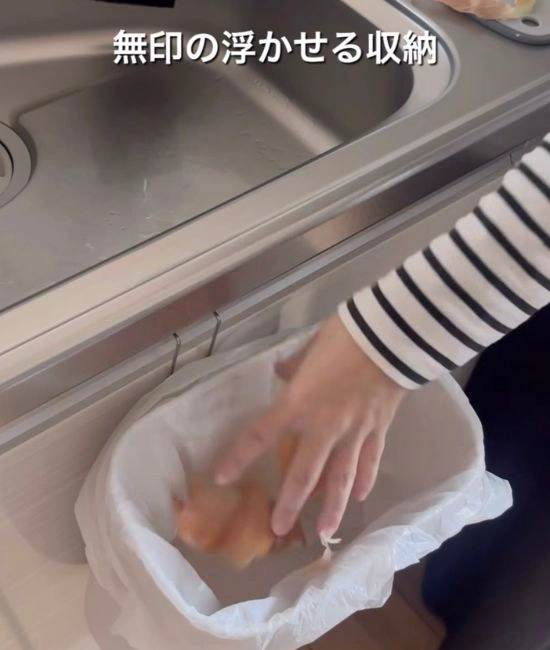 ゴミを捨てる様子