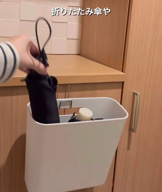 折り畳み傘を収納する様子