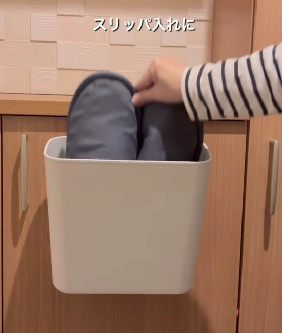 スリッパを収納する様子