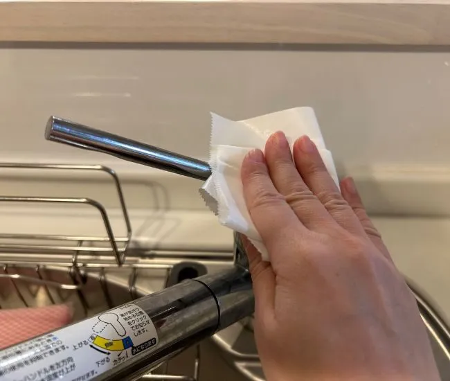 蛇口をクッキングシートでこすっている様子（撮影：grapeライフハック編集部）