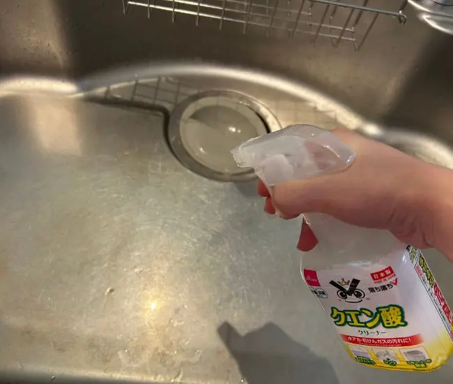 シンクにクエン酸スプレーを吹きかけている様子（撮影：grapeライフハック編集部）