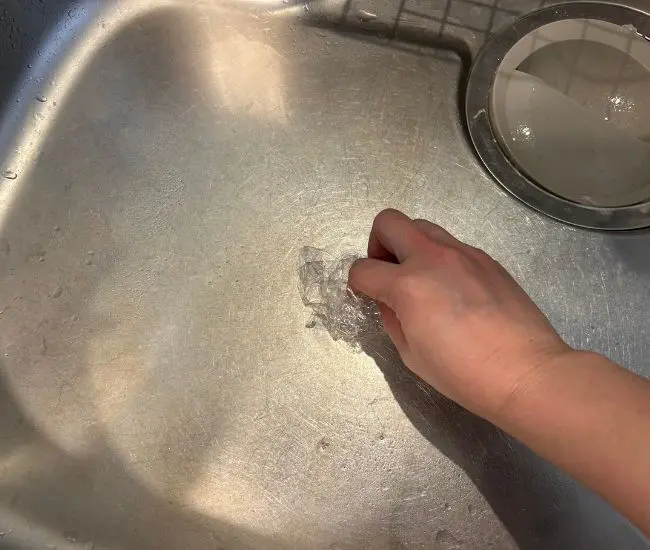 ラップでシンクを擦っている様子（撮影：grapeライフハック編集部）