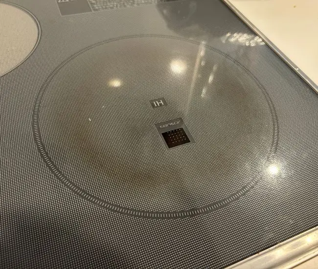 焦げついたIHコンロ（撮影：grapeライフハック編集部）