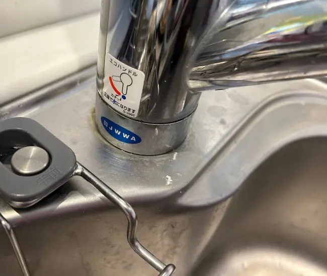 水垢が付着した蛇口（撮影：grapeライフハック編集部）
