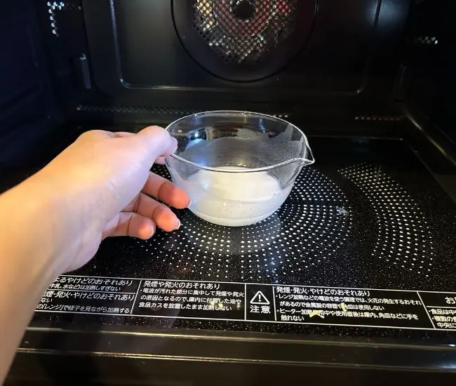 電子レンジで加熱している様子（撮影：grapeライフハック編集部）