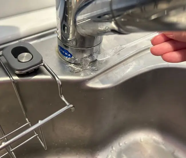 ジェルを塗り広げている様子（撮影：grapeライフハック編集部）