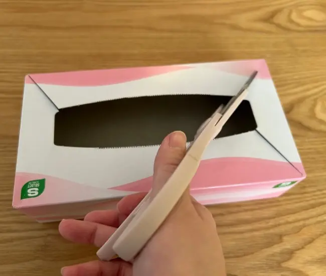 ティッシュ箱を切っている様子（撮影：grapeライフハック編集部）