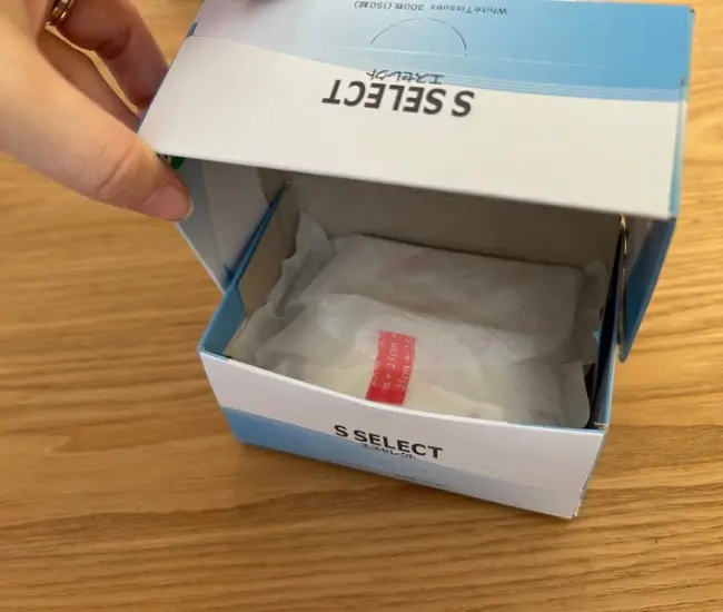 ティッシュ箱で作った蓋つきの収納ケース（撮影：grapeライフハック編集部）