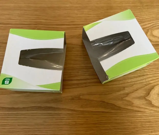 半分にカットしたティッシュ箱（撮影：grapeライフハック編集部）