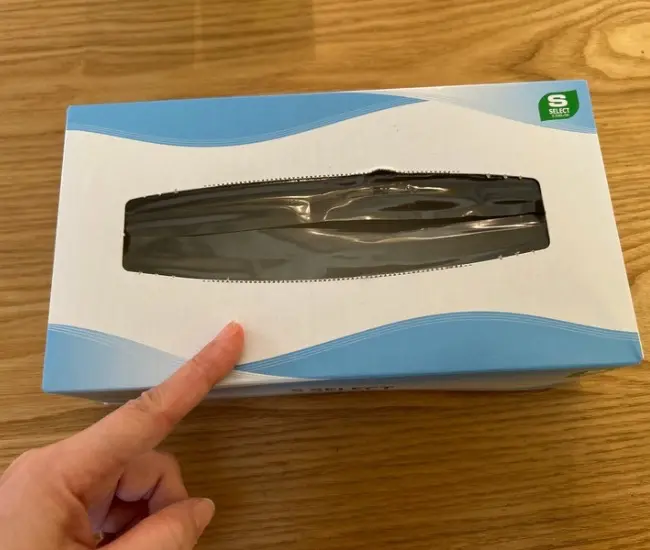 ティッシュ箱を指さしている様子（撮影：grapeライフハック編集部）