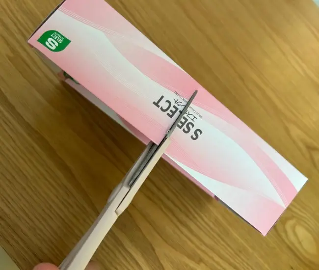 ティッシュ箱を半分にカットしている様子（撮影：grapeライフハック編集部）