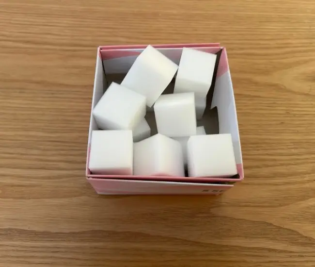 小物を入れたティッシュ箱（撮影：grapeライフハック編集部）