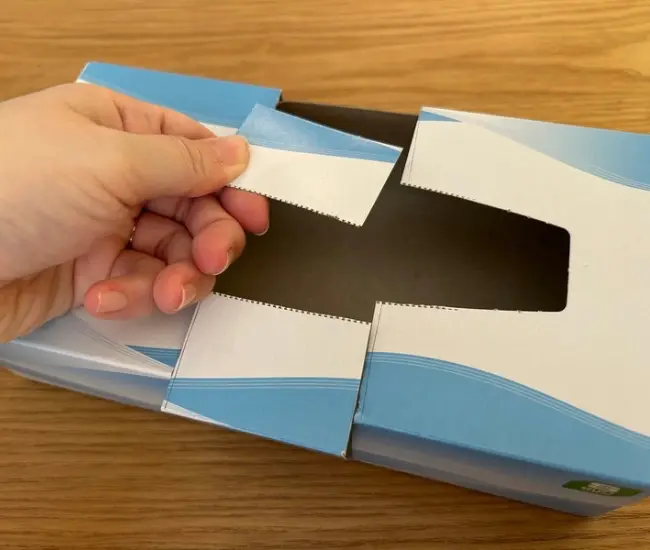 ティッシュ箱を切り取っている様子（撮影：grapeライフハック編集部）