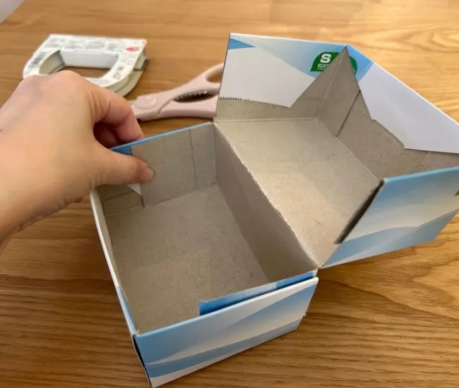 両面テープで固定している様子（撮影：grapeライフハック編集部）