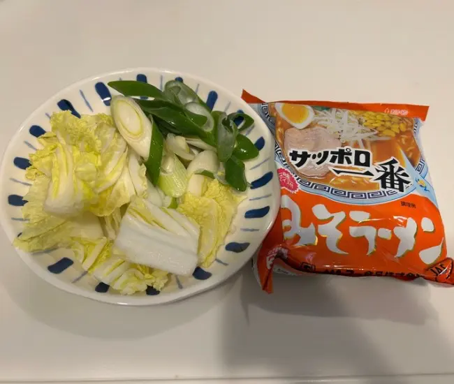 インスタントラーメンとカット野菜を用意した様子（撮影：grapeフード編集部）