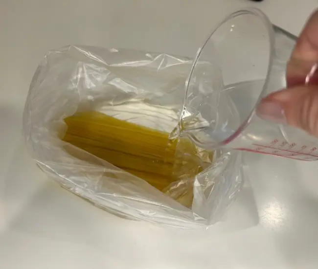 パスタを袋に入れた様子（撮影：grapeフード編集部）