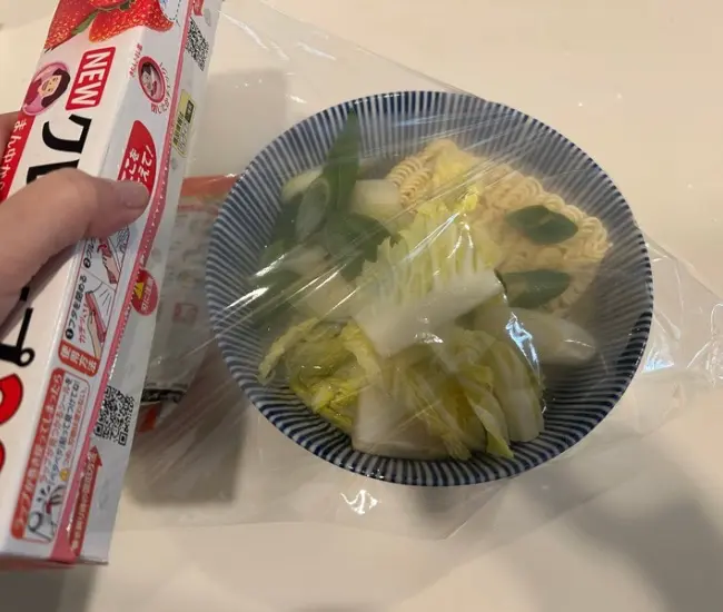 ラップをして電子レンジで加熱する様子（撮影：grapeフード編集部）