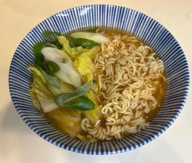 完成したインスタントラーメン（撮影：grapeフード編集部）