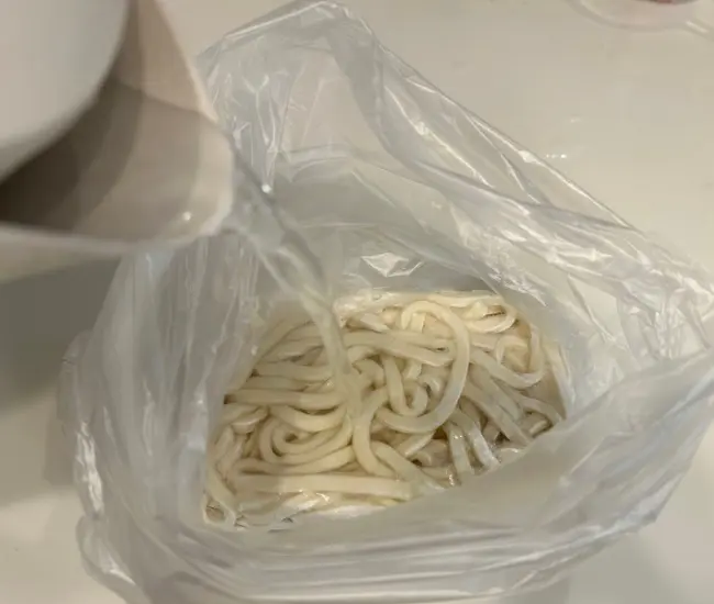 アイラップに冷凍うどんを入れた様子（撮影：grapeフード編集部）