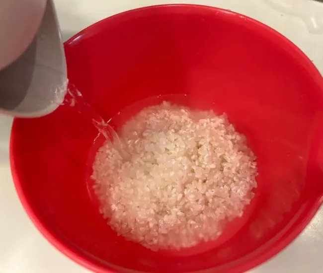 お湯を注ぐ様子（撮影：grapeフード編集部）