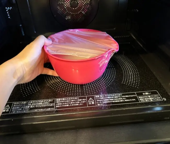 電子レンジで加熱する様子（撮影：grapeフード編集部）