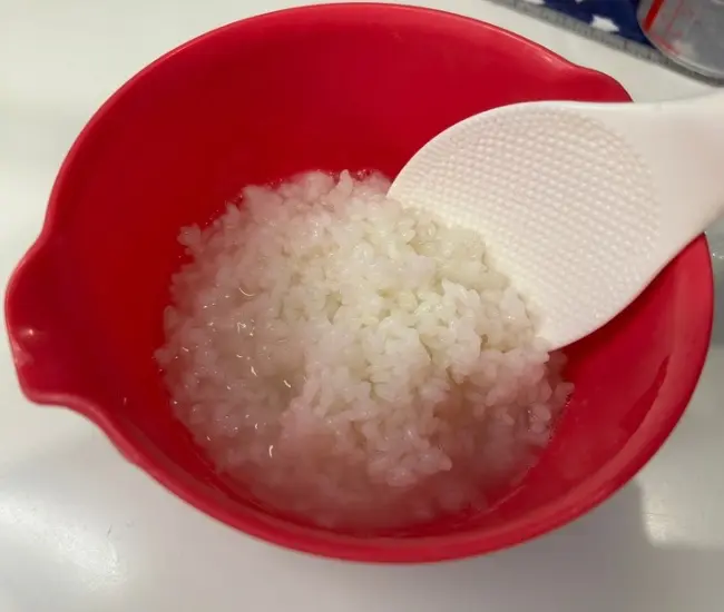 混ぜる様子（撮影：grapeフード編集部）