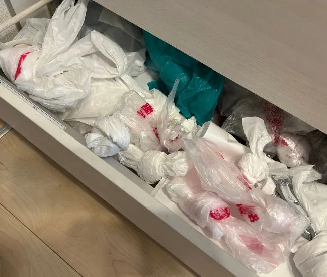 ごちゃっと押し込まれたレジ袋（撮影：grapeライフハック編集部）