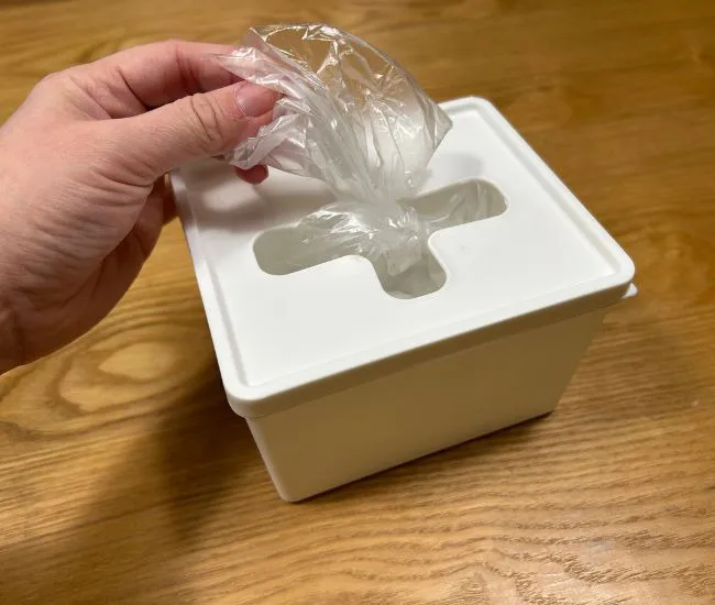 ダイソーのプルアウトボックストールからレジ袋を取り出す様子（撮影：grapeライフハック編集部）