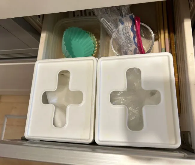 引き出しに収納されたダイソーのプルアウトボックストール（撮影：grapeライフハック編集部）