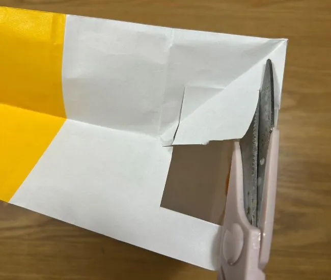 紙袋を切っている様子（撮影：grapeライフハック編集部）