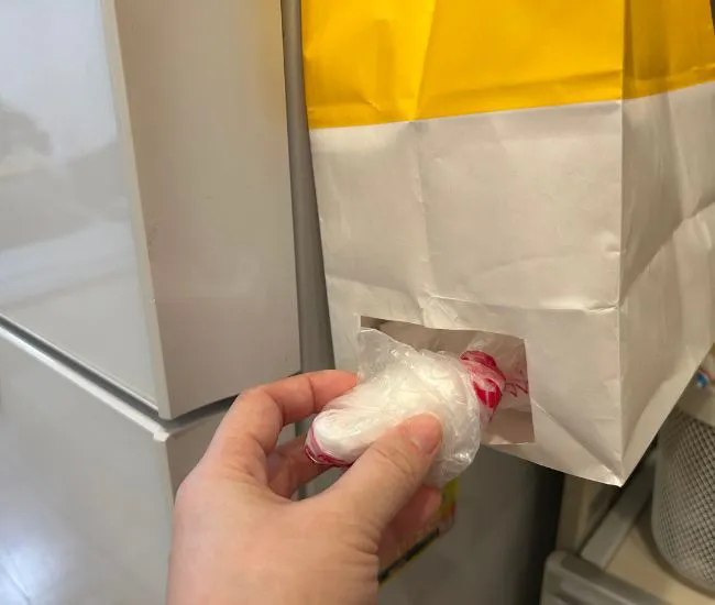 紙袋からレジ袋を取り出している様子（撮影：grapeライフハック編集部）
