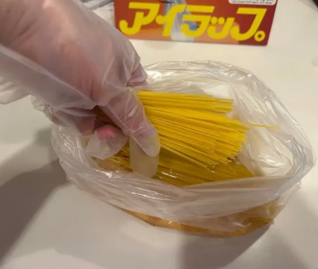パスタを袋に入れた様子（撮影：grapeフード編集部）