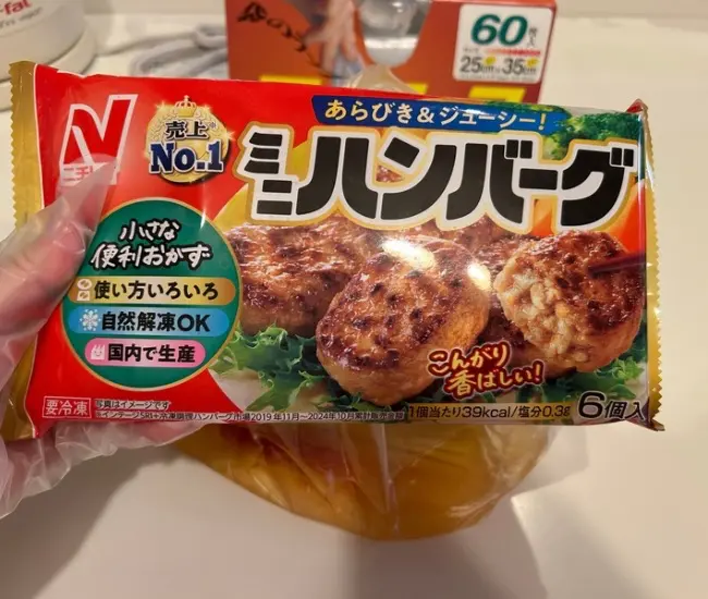 冷凍ミニハンバーグをのせた様子（撮影：grapeフード編集部）